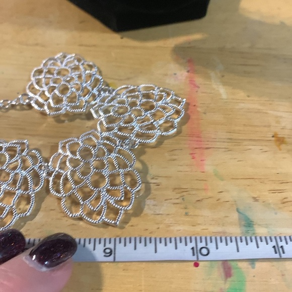 Avon Monarch Petals collar necklace Silvertone NIB 2016 - Picture 6 of 6